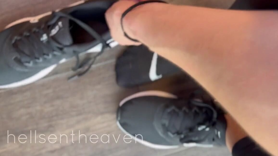 Goddess Nina Nicknamed Hellsentheaven Onlyfans 08 02 2022 Meine Socken Sind Immer Der Wahnsinn Fr Kleine Waschmaschinen Wie Euch