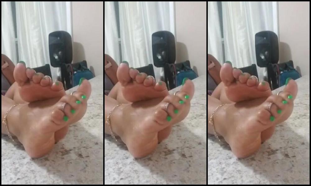 Selena Nicknamed Lunas83Feet Onlyfans Does Ir Mouth Wateri See U Looking