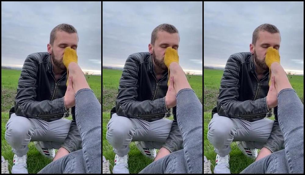 Emmysfeetandsocks Aka Emmyfeetandsocks Onlyfans Little Sniff Lick Session On A Walky Break And Look At That Boner He Can T Wait To Worship Themp