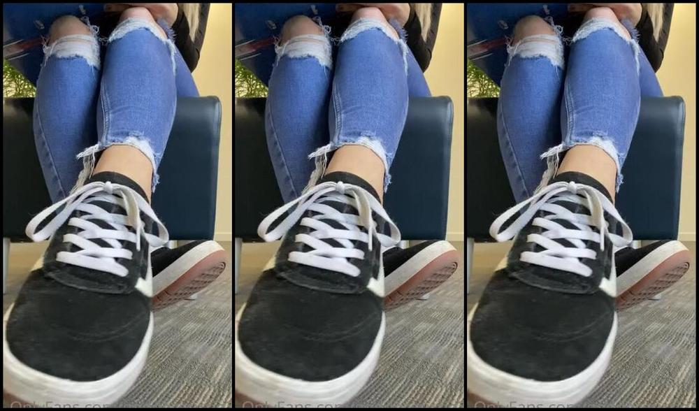 Goddesssuzie26 Onlyfans Waiting In Reception Shoe Play 1