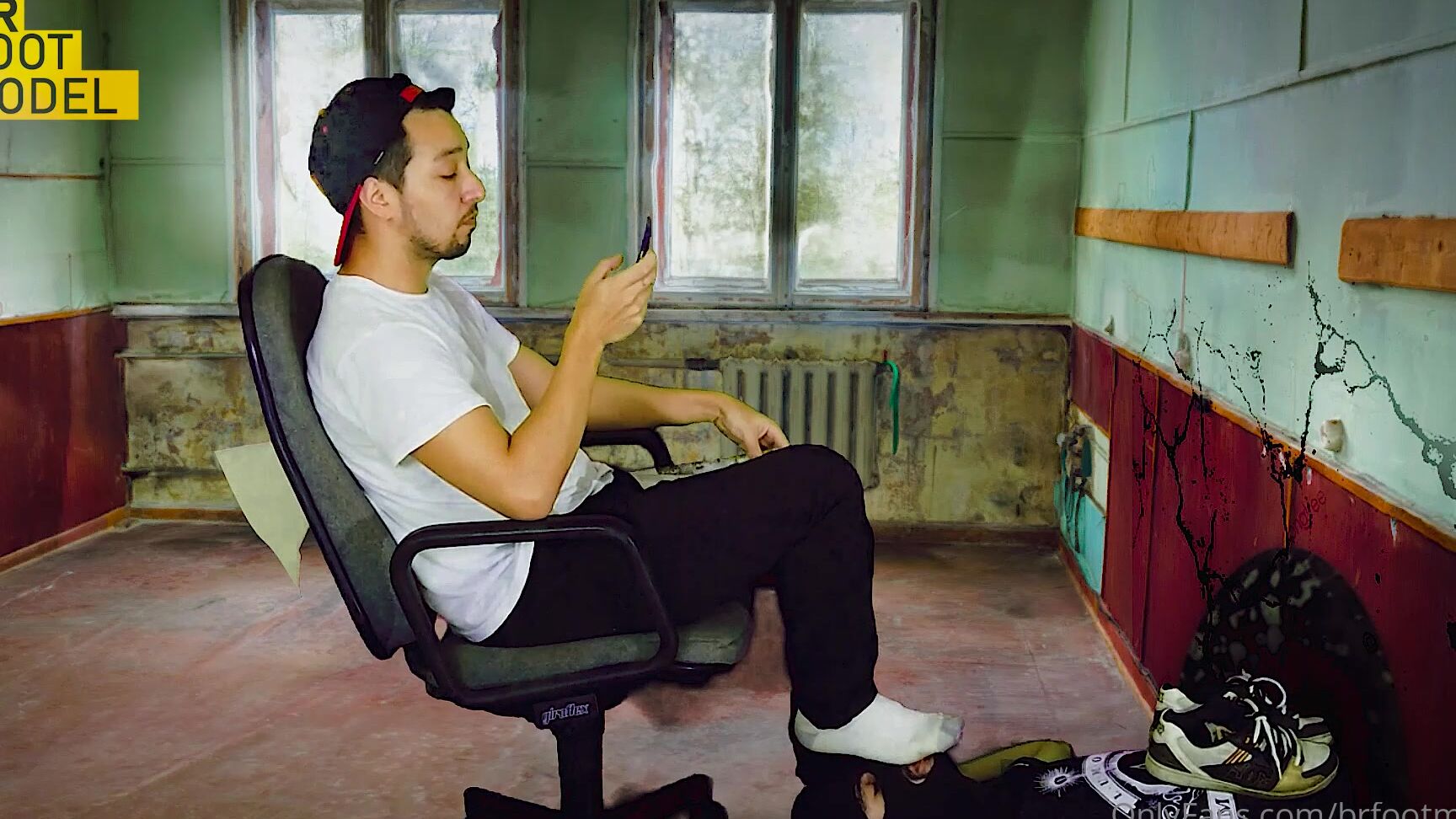 Brfootmodel 2532726033 07 23 2022 Shoes Cleaner With Master F