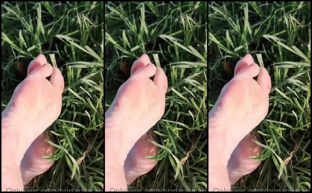 Feetvampire Nicknamed Feetvampire Onlyfans Mis Pies Tocando El Csped