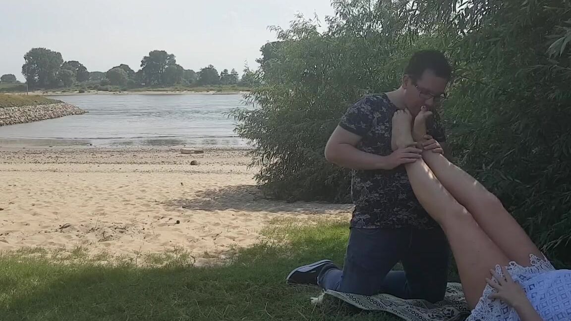Deliciousdutchfeet Nicknamed Deliciousdutchfeet Onlyfans Hey Guys Remember This Footworship Vid Outside Enjoy It Voetenslaaf89