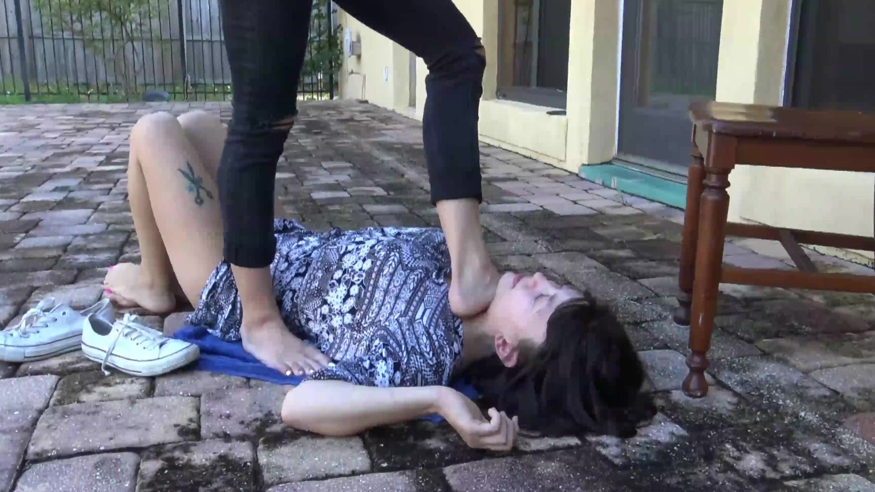 Naomi Swann Savagesoles Naomi Makes Her Cry