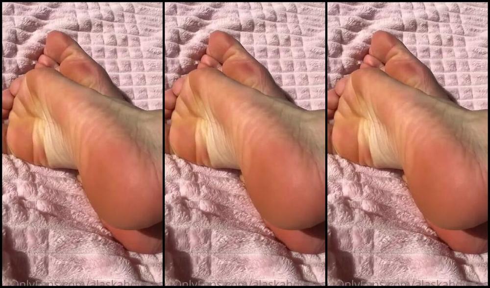 Goddess Alaska Nicknamed Alaskahotmess Onlyfans New Pedicure Close Up Of My Feet