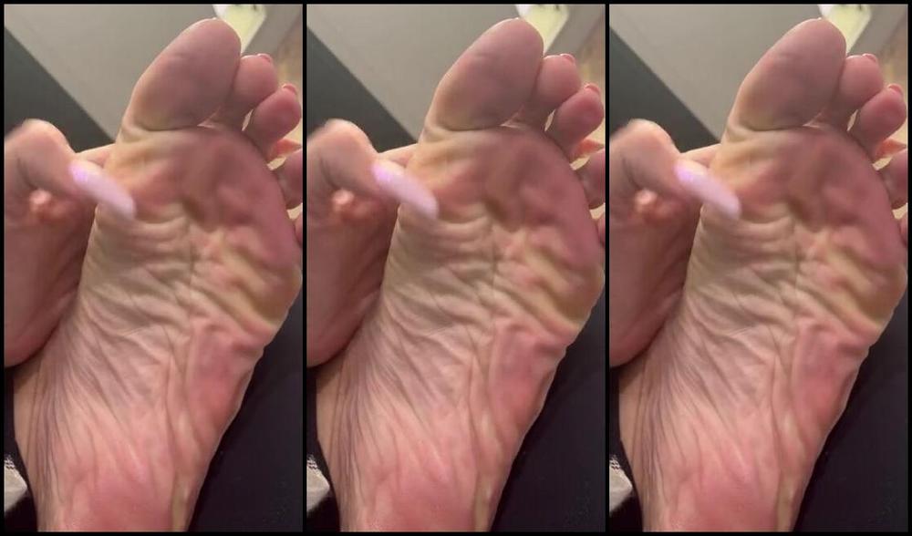 Foot Fetish Blonde Nicknamed Fetishblonde Onlyfans View Of My Pink Chrome Toes And Rubbing My Soles I Missed Getting Chrome