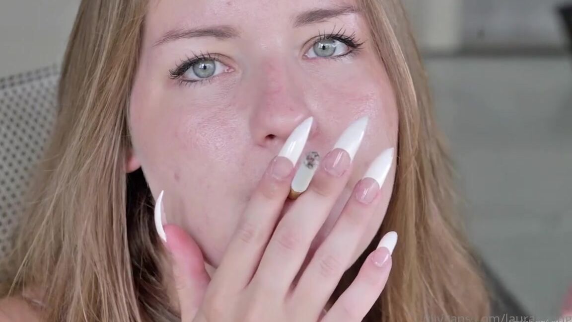 Lalalaura Nicknamed Lauras Kingdom 12 19 2023 Onlyfans Video Lilys Smoke Break