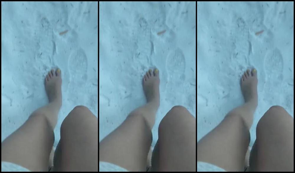 Frejas Submissive Feet Nicknamed Frejassubmissivefeet Onlyfans Its So Cold Walk With Me We Have 16 C But For You My Feet