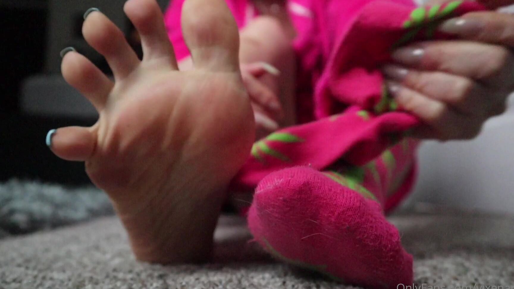 Vixenarches Sock Removal Foot Lotioning