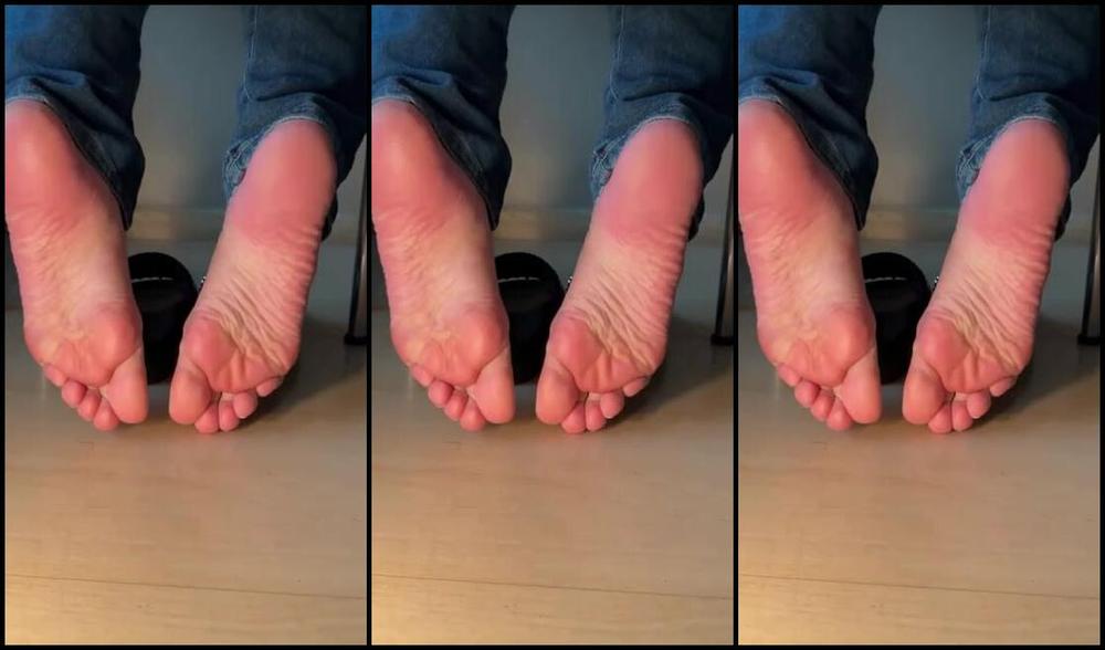 Nathy Feet Nicknamed Nathy 38 10 19 2024 Onlyfans Video Enquanto Eu Trabalho O Dia Todo Sentada A Mesa Voce Vai Ficar Ai Deitado No Chao