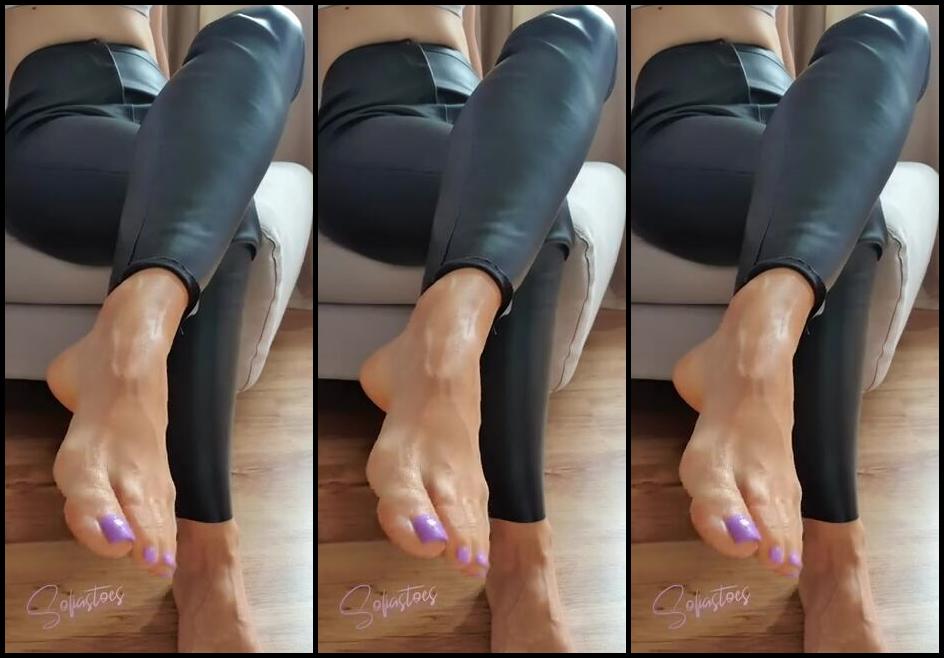 Sofiastoe Aka Sofiastoes Onlyfans Perfect Position To Worship My Pretty Little Feet Isnt