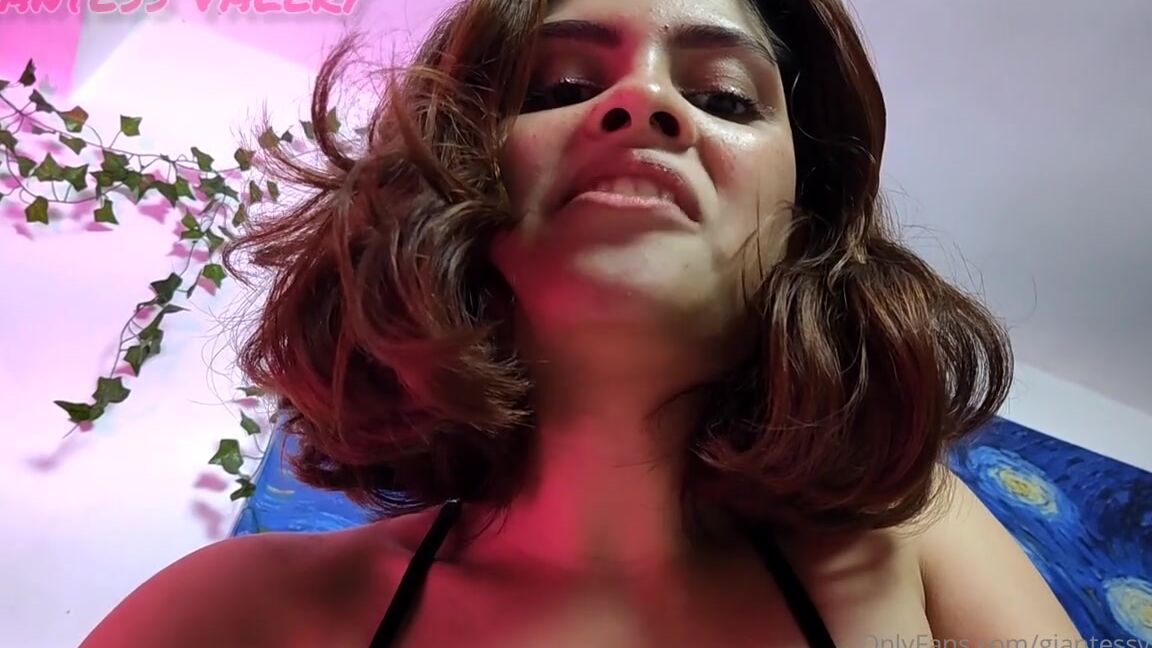 Valery Maxwell Nicknamed Giantessvalery Onlyfans 11 13 2023 Hello Tinies Its Time To Get My Dinner