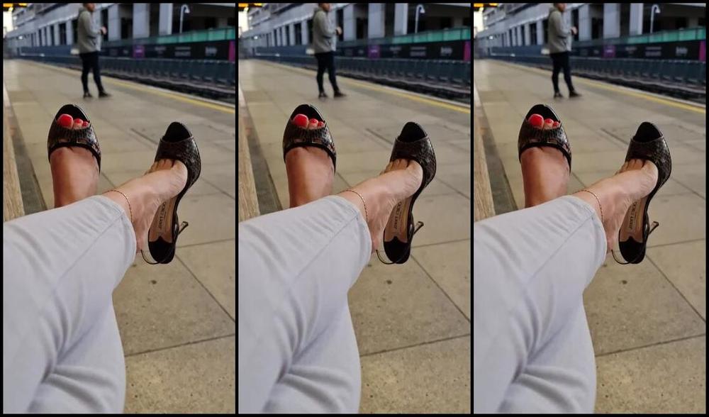 Feetbysherri Onlyfans Rush Hour In London And Im Just Chilling And Doing My Thing Haha