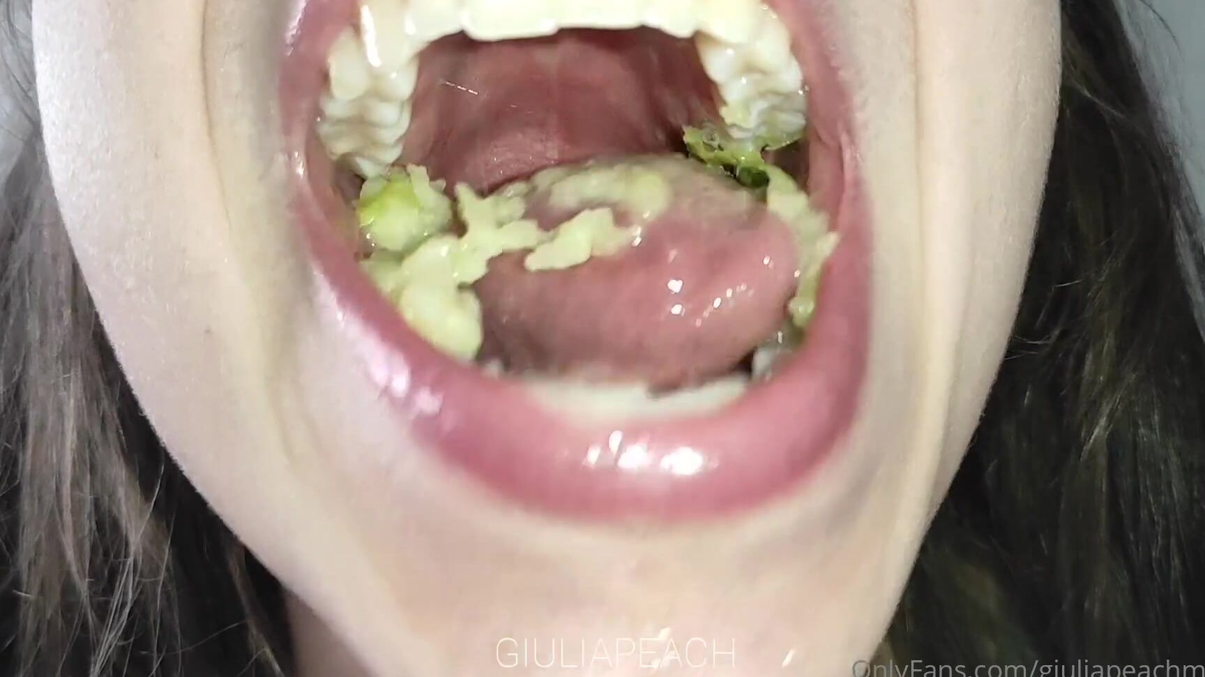 Giuliapeachxx Giulia Peach Eats An Apple In Today S Video I Announce A New Kind Of Cont