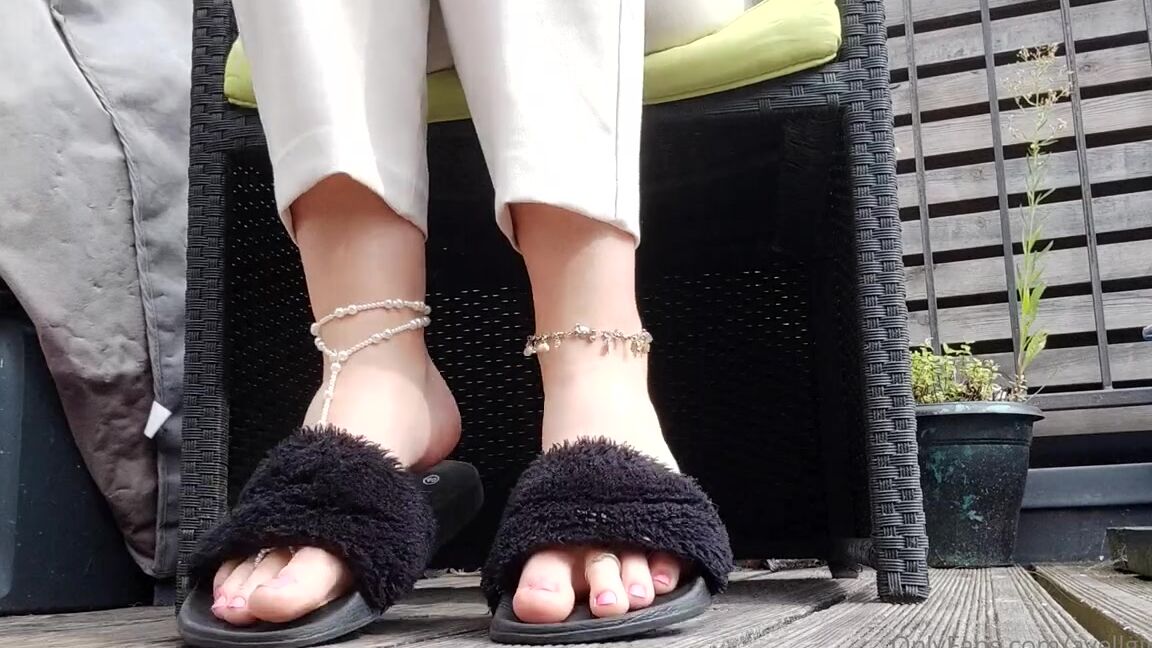Ayellgirlfeet Nicknamed Ayellgirlfeet Onlyfans En Ce Beau Dimanche Je Joue Avec Mes Chaussons Sur La Terrasse Pour Toi This Beautiful Sund 1