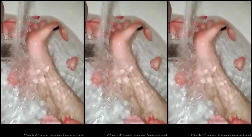 Mssjada Nicknamed Mssjada Onlyfans Sunday Afternoon Rose Petal Bath With My Pretty Purple Toes Customs Will Be Made Very Soon
