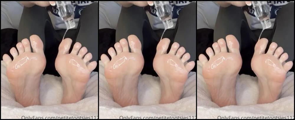 Petite Feet Penelope Aka Penelopestootsies739 Onlyfans Teasing My Feet For You While I Drench Them In Oil