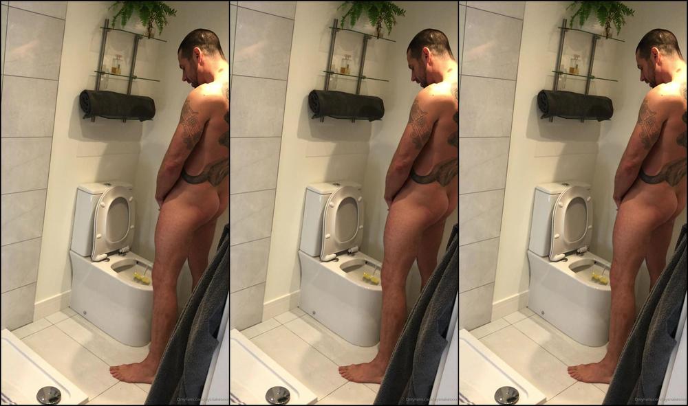 Jaysnakesxxx Taking A Little Wee Break And Letting An Admirer Watch