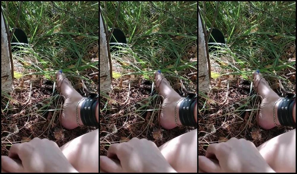 Frejas Submissive Feet Nicknamed Frejassubmissivefeet Onlyfans I Am Chained By The River And On The Bridge The Cars Are Passing By