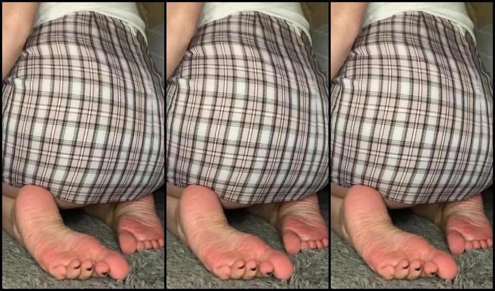 Jennifers Feet Nicknamed Jennifersfeetx 03 31 2021 Onlyfans Video Short Skirt Oily Feet And A Footjob On A Bottle Pretend Its Yours
