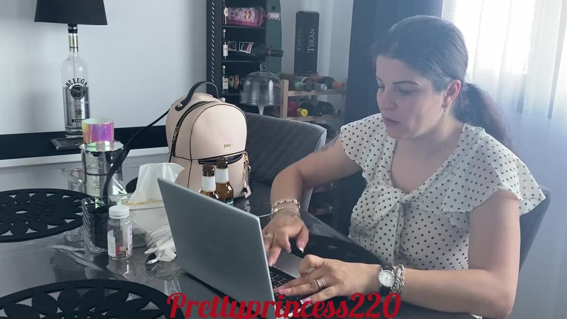 Prettyprincess220 06 08 2023 Onlyfans Video Secretary Farts And Burps Very Loudly While Working On The Computer