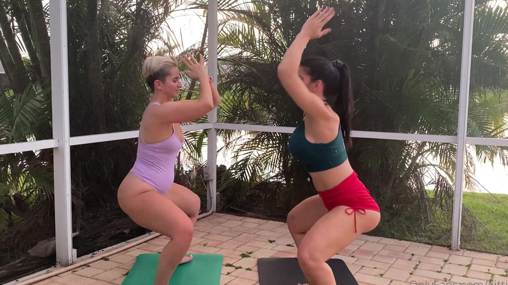 Kittibelle Yoga Kitti Starting On A Silly Evening Yoga With Laughs And So Good Hip Stretching The S