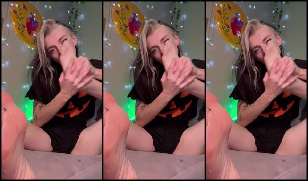 Astrid Mae Nicknamed Sadgirlastrid Onlyfans A Little Late Night Self Worship For You Guys To Enjoy Yf