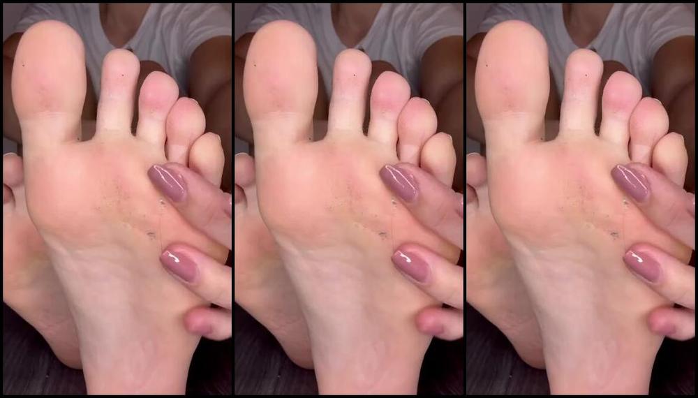 Sarina Jones Nicknamed Sarinajones 11 06 2024 Onlyfans Video Im Taking Off My Black Socks To Present You My Bare Soles