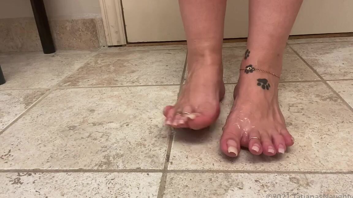 Tatianasnaughtytoes Nicknamed Tatianasnaughtytoes Onlyfans Throwbackthursday 2020October5 Natural Oily Bare Long Toenails Me Being Naughty In The Bathroom