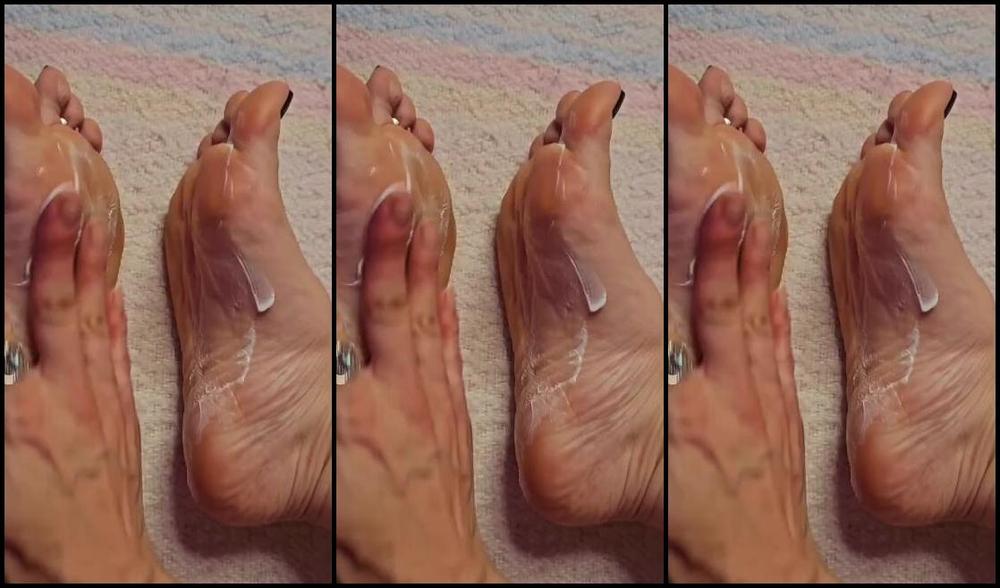 Mssjada Nicknamed Mssjada Onlyfans Moisturizing My Feet I Have To Keep Them Nice And Soft