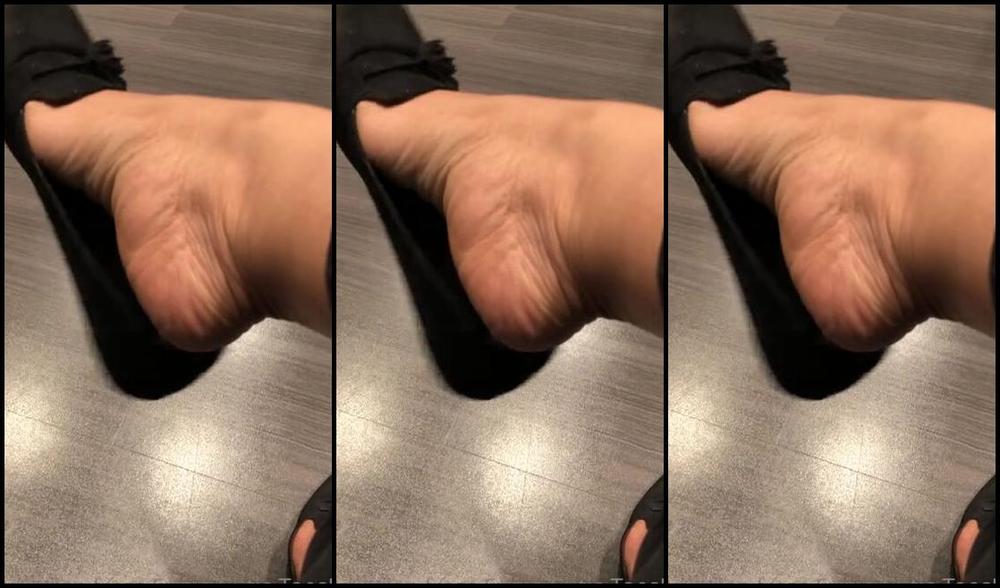 Ennie S Toes And Soles Nicknamed Enniestoes Onlyfans I Ve Neglected My Fans Page For A Few Days But Don T Worry I Gotchu Shoes Shoedangle Flats Fla