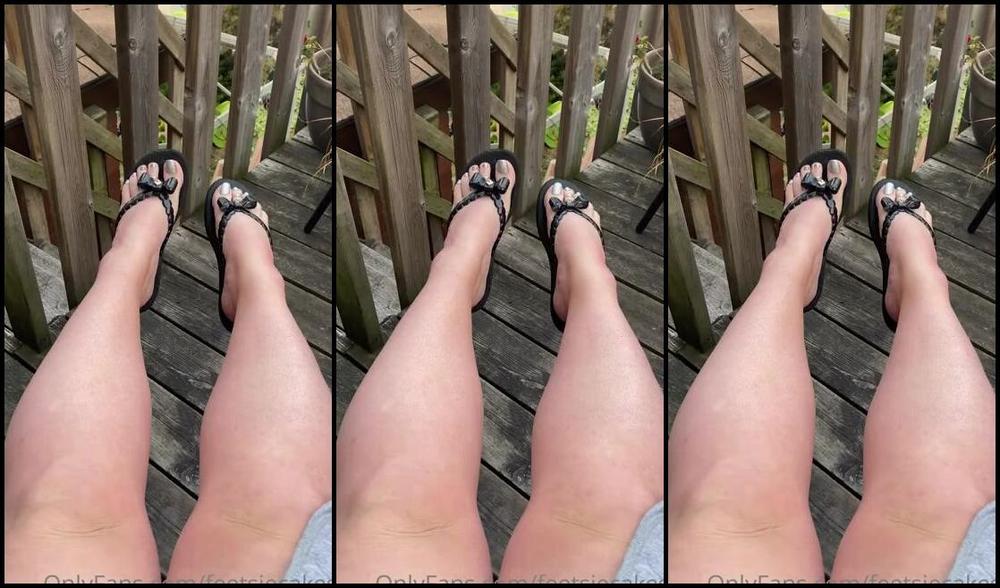 Caroline Aka Feetsiecakes Onlyfans Early Morning Feet There S Something Stuck To My Flip Flop Will You Get