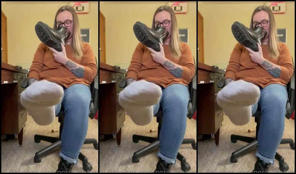 Porcelain Goddess Aka Porcelainfeets Onlyfans Hello My Loves Wanna See A Boot Removal Video While I M At Work