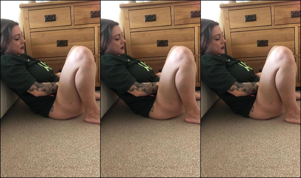 "SuzieLove212" barefoot, brunette, football, orgasms, pussy play Orgasming in My Tottenham Hotspur Top manyvids