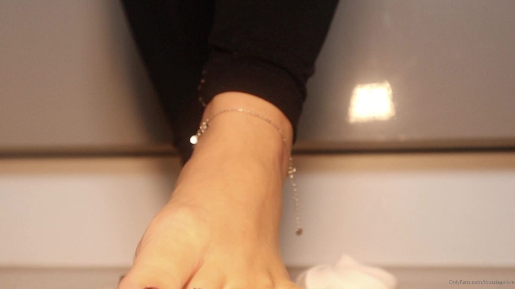 Footsiegalore Flip Flop And Barefoot Crushing