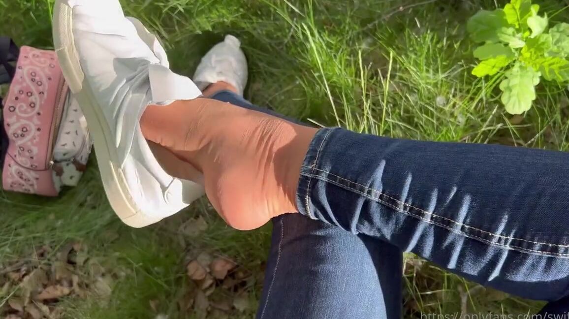 Swift Kiss Nicknamed Swiftkiss Onlyfans My Feet Are So Sweaty Today It S So Hot