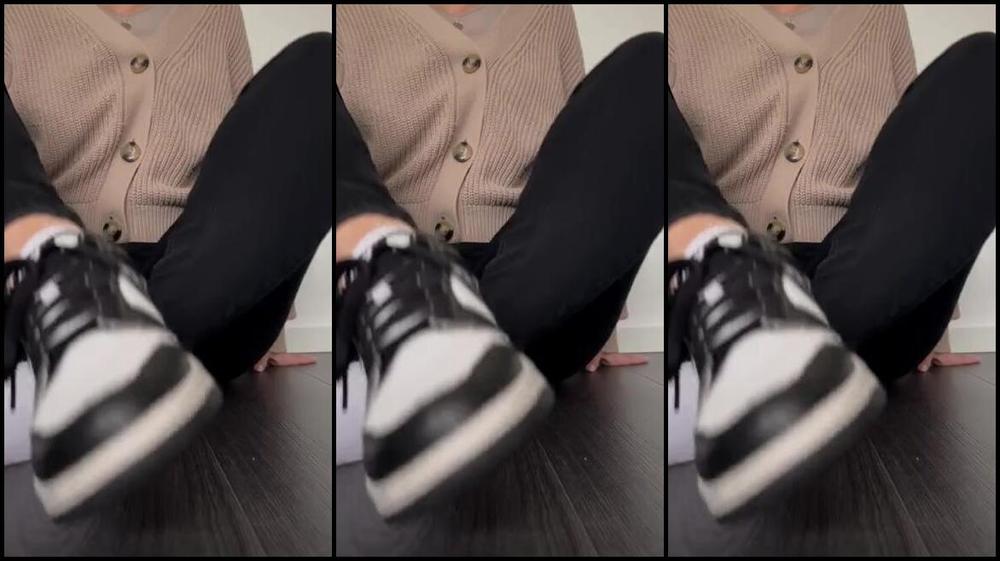 Sarina Jones Nicknamed Sarinajones 11 16 2024 Onlyfans Video Im Taking Off My Dunks To Present You My Dirty Socks