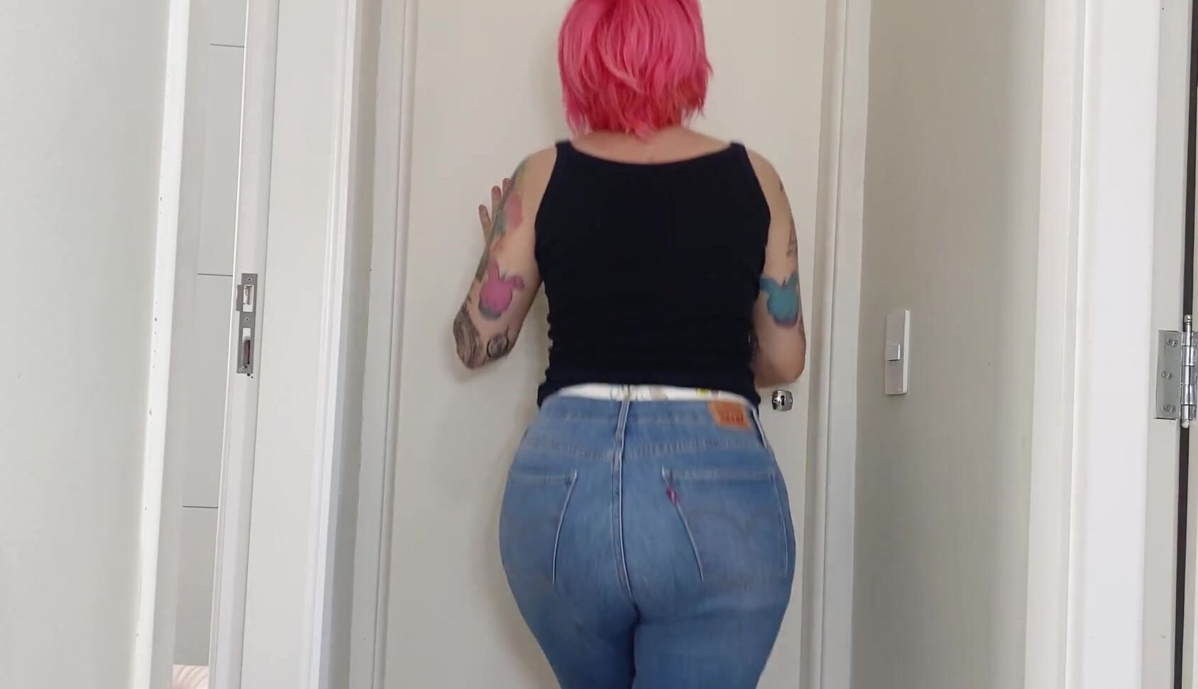 Lily Ann X - locked bathroom diaper desperation - ManyVids Manyvids