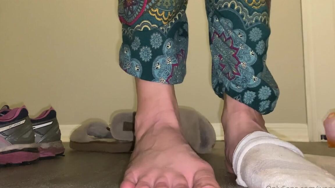 Ivorysoles Onlyfans 11 03 2022 Slave M Is The Lucky Buyer Of My First Foot Slave Subscription Box These Smelly Socksp