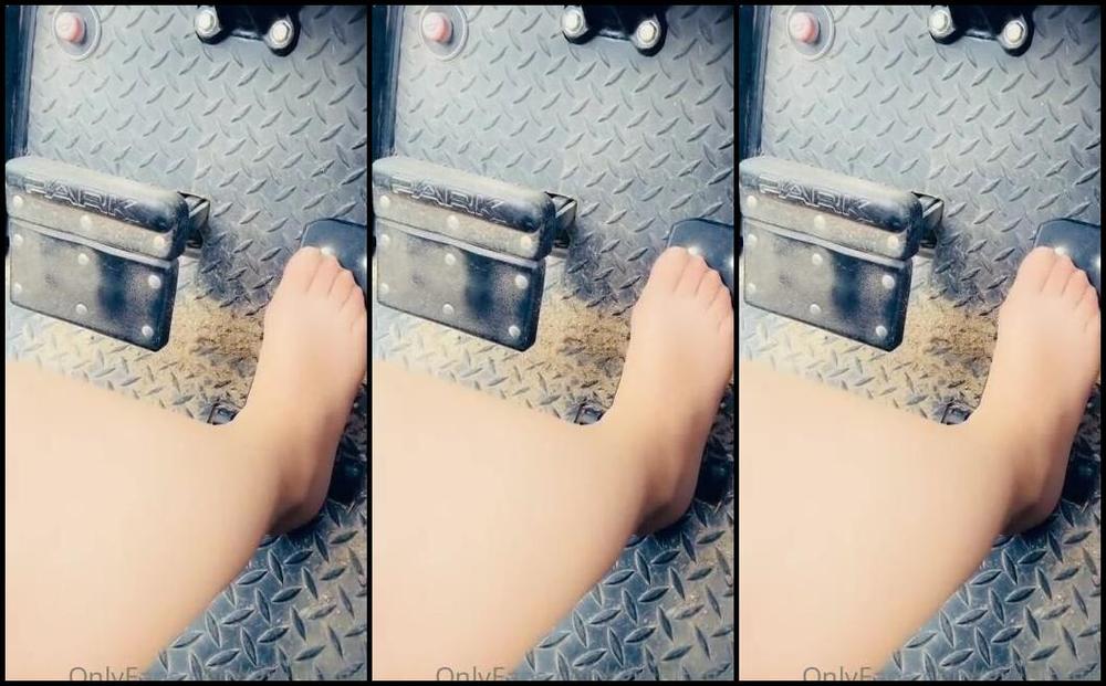 Shawna Nicknamed Granitegirl Onlyfans On The Golf Course In My Pantyhose They Definitely Were Sweaty After A Long Day Let Me Know If You