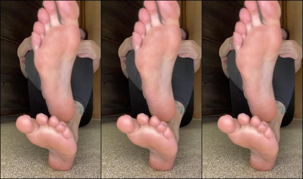 Kiki Kitsune Mommy Tells You Exactly How To Stroke Your Cock While Spitting On Her Dirty Soles If You