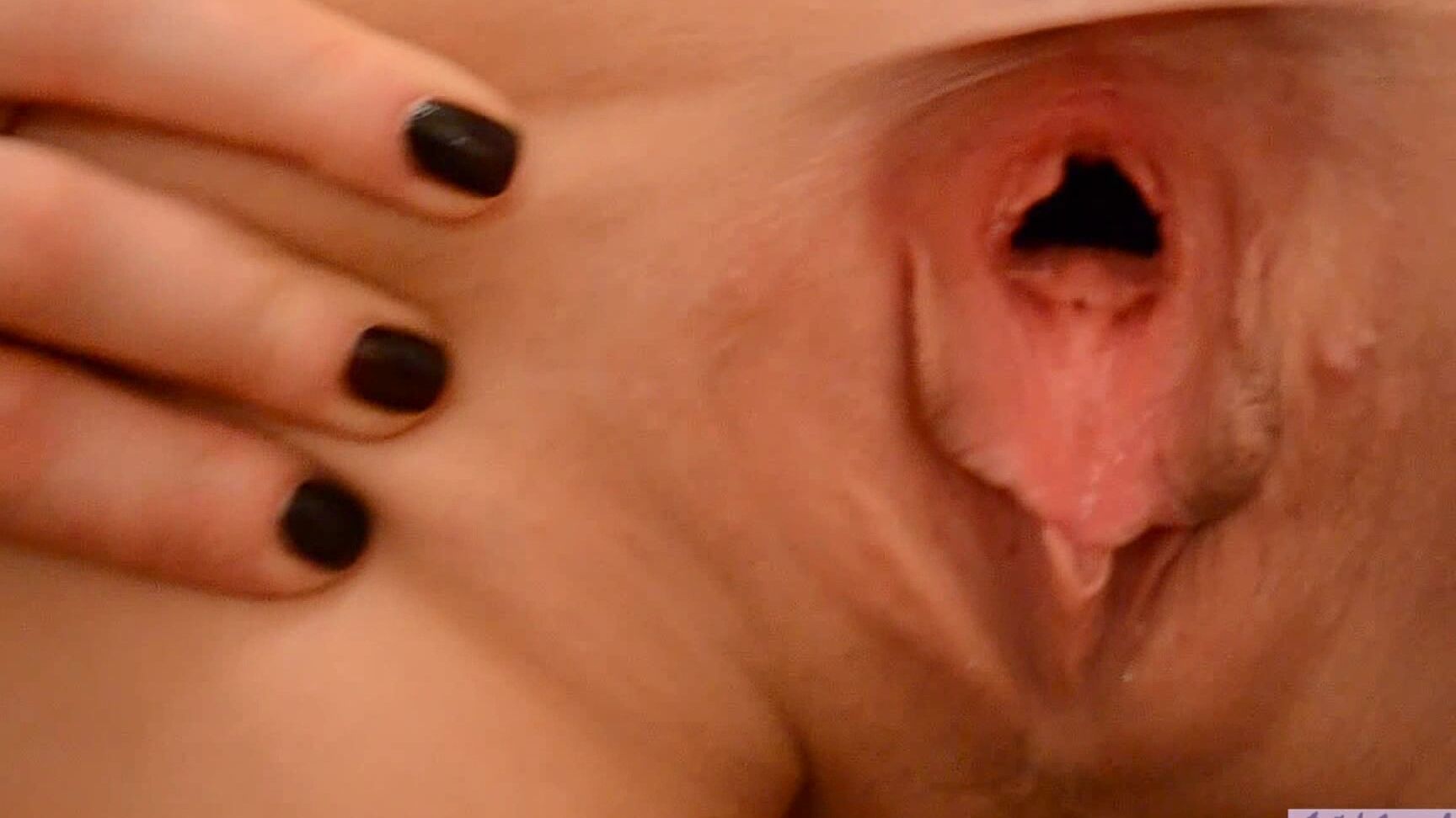 Anjee Lowe Twirking Spread