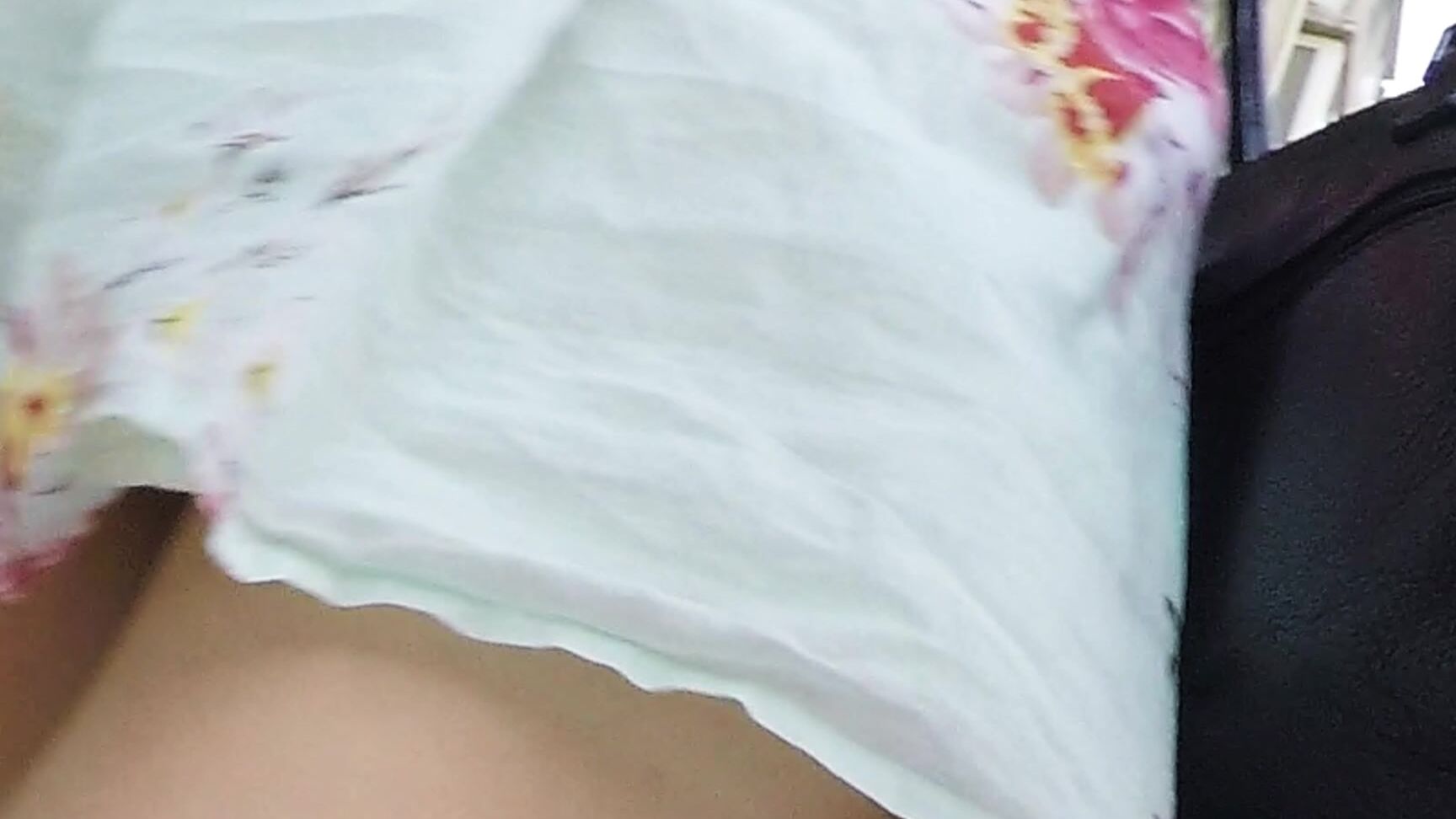 No Panty, Voyeur, Spycam, Teen, Upskirt The first lady I caught going commando SiteRip