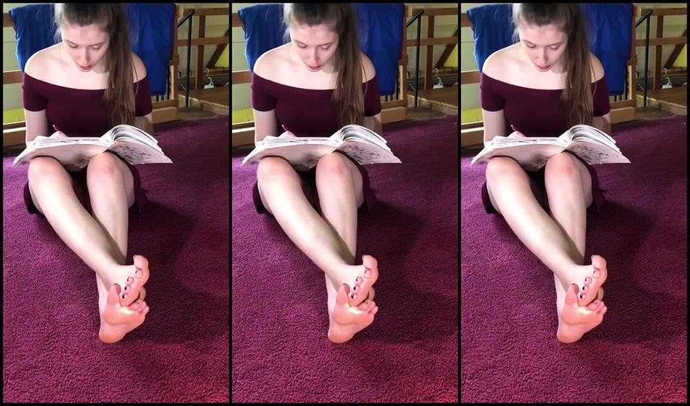 Delilah Nicknamed Footiesfeets Onlyfans Ignoring You While I Draw Now Beg For My Attention But Know You Ll Never Get