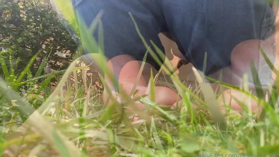 Honeysperfectfeet Onlyfans I M Home From Vacation And I M Gardening Barefoot Let S Catch Up