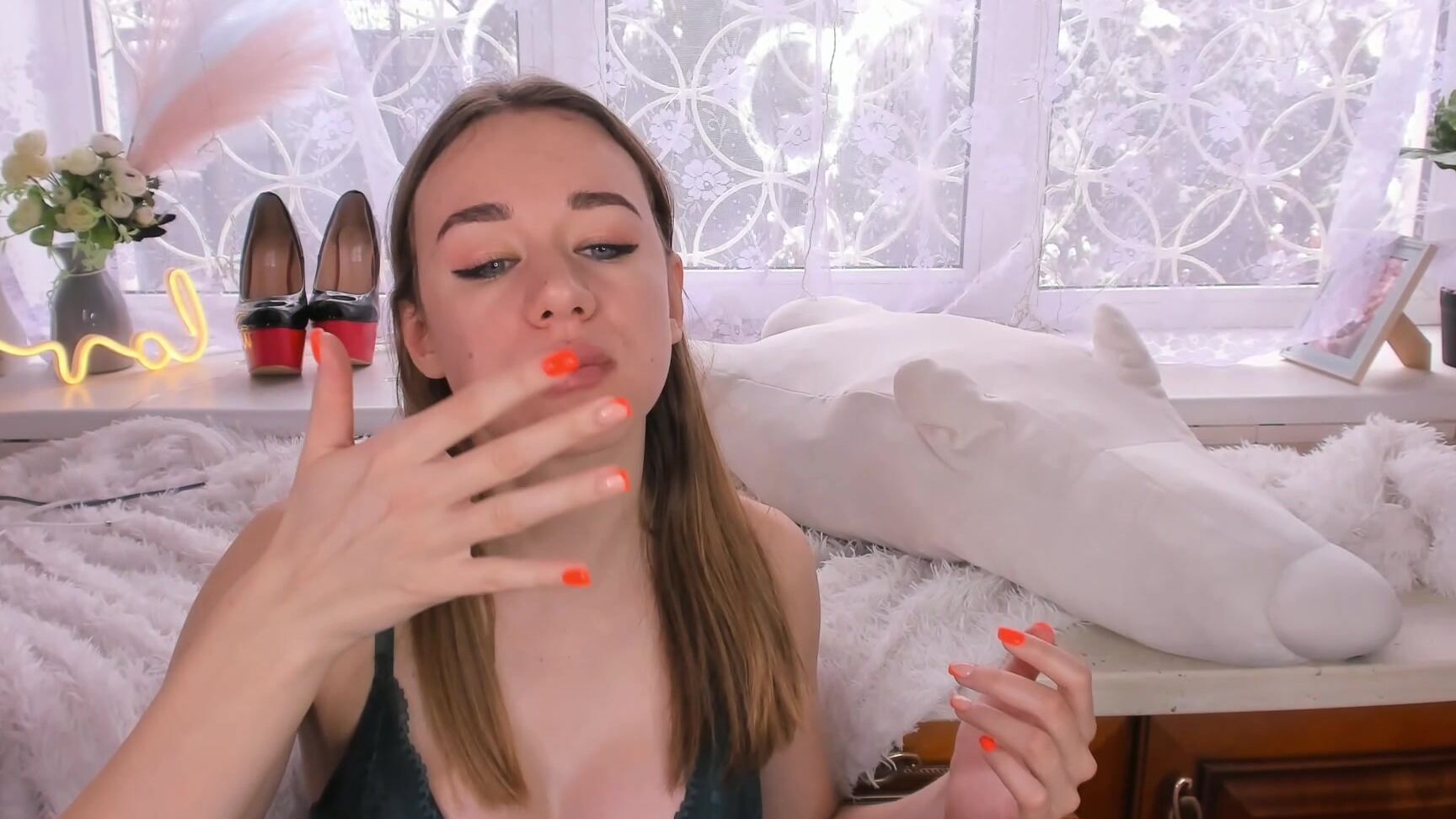 Beauty, Blonde, Food, Food Porn, Mukbang margo-dirty-sloppy-nasty-eating-burger ManyVids