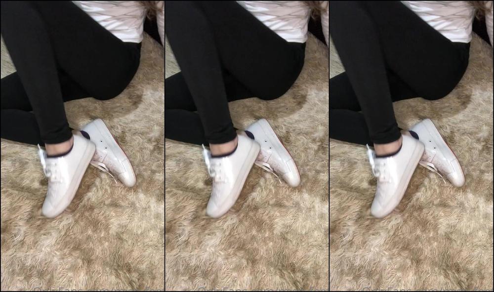 Queen Missy 2154462219 07 05 2021 Exibindo As Solinhas Tirando Sapatos Depois Do Trabalho Com Aquele Cheirinho Maravilhoso Displaying The Soles Taking Off