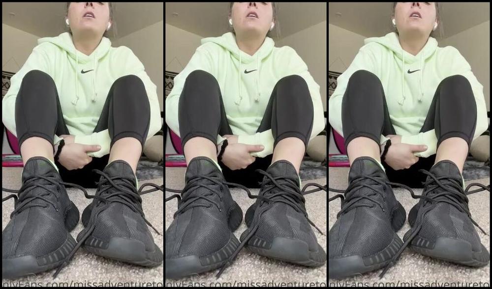 Adventuretoeskat Nicknamed Missadventuretoeskat Onlyfans Peeling These Socks Off For You After My Very Sweaty 2 Hour Workout These Socks Haven T Been