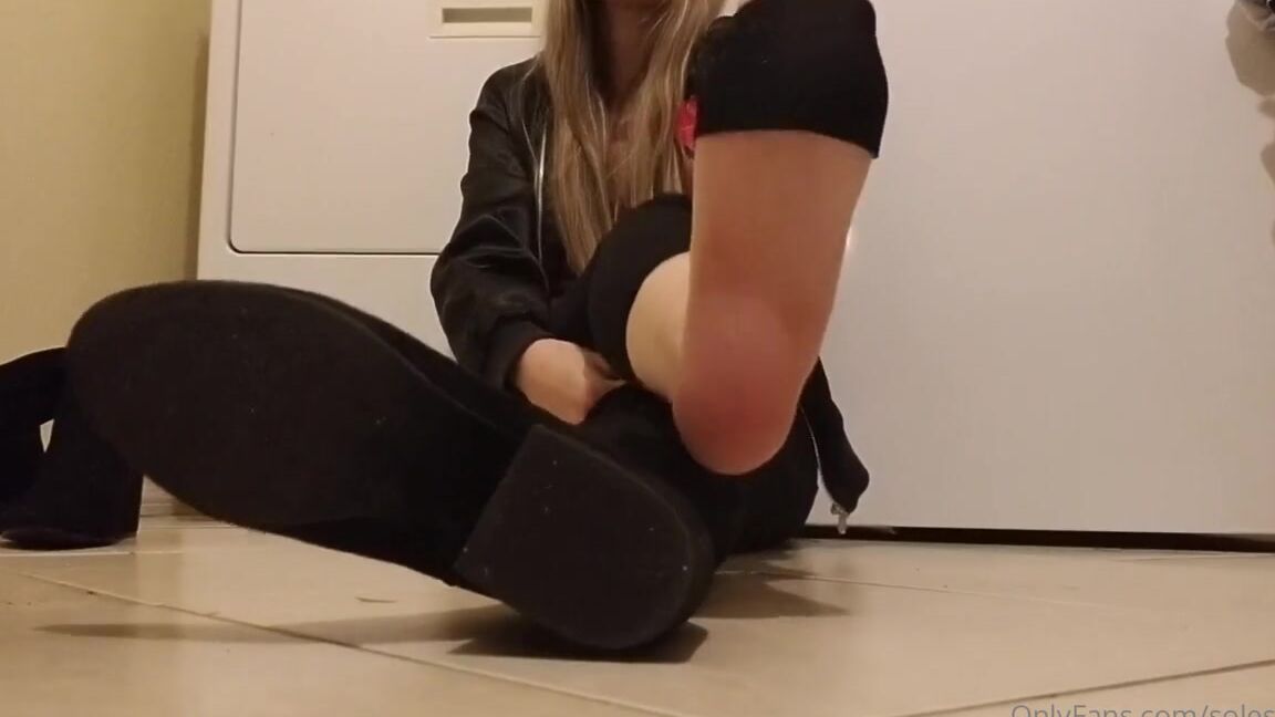 Solesnack Nicknamed Solesnack Onlyfans Kicking Off The New Year With An Old Years Boots Removal Vid I Took This After Being In The Commun