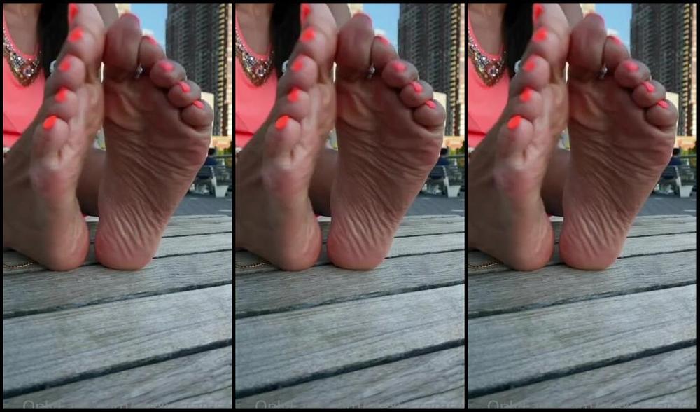 Alexia Ramsey Onlyfans A Candid Of Me Out And About What Do You Do When You Are Out And Spot Some Sexy Feet Playing About